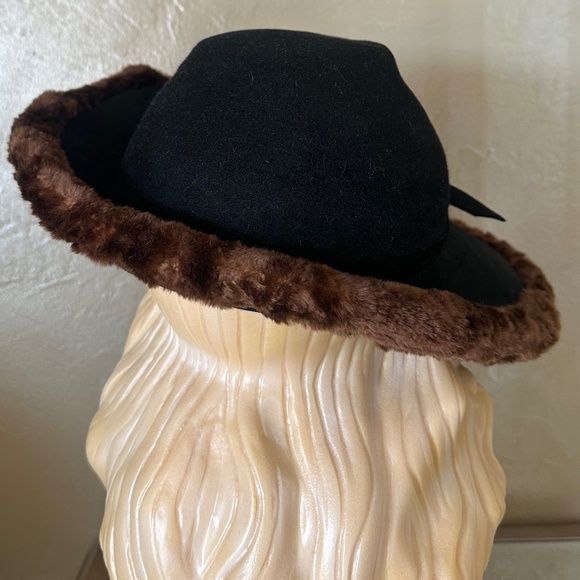OUTSTANDING 1940s\' BLACK FELT WIDE BRIM FEDORA EDGED IN BROWN FUR